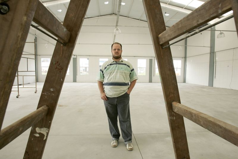 O professor de música Rafael Augusto Michelato no pavilhão onde dará aulas para a primeira turma de lutheria de Telêmaco | Josué Teixeira/Gazeta do Povo