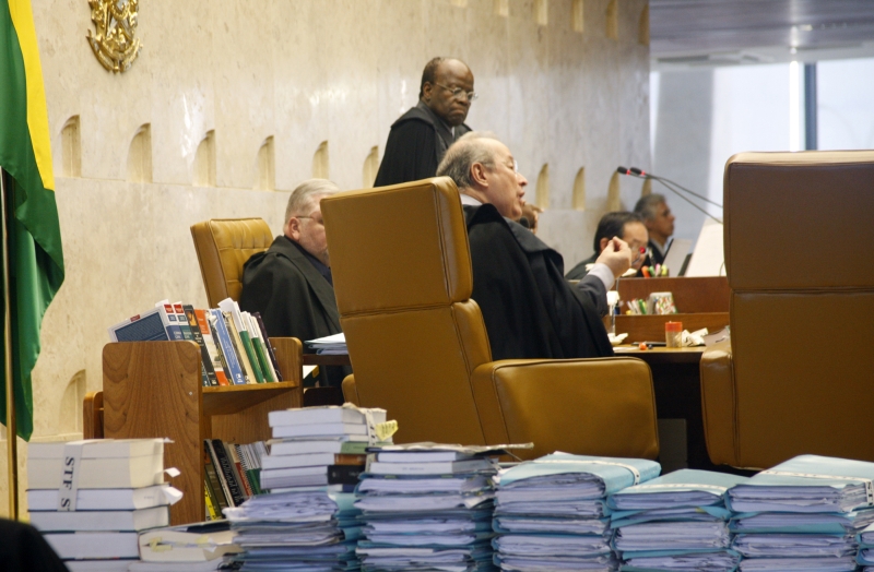Celso de Mello (dir.) cassou os deputados. Barbosa (centro) fez um balanço do julgamento complexo. E Gurgel (encoberto pela cadeira) deixou para depois o pedido de prisão | Carlos Humberto/STF