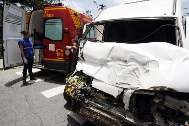 O cruzamento ficou completamente bloqueado até as 13h45, e o trânsito ficou lento na região. Fluxo já era normal às 14h15, segundo a Setran | 