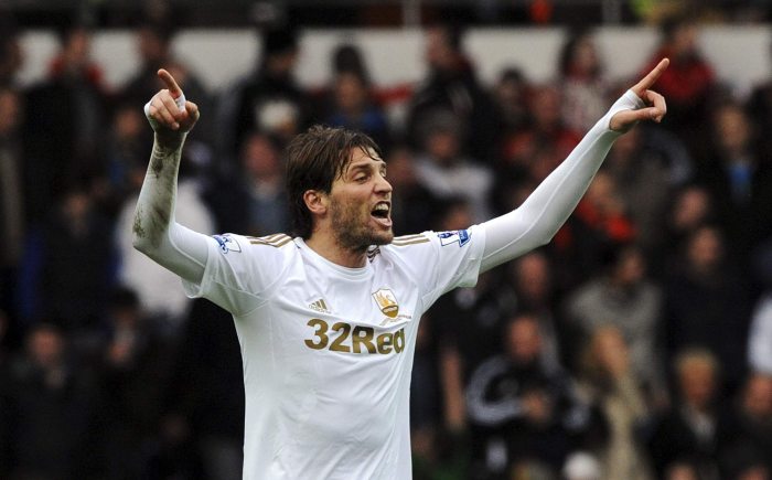 Espanhol Michu comemora o gol do Swansea. Com 13 bolas na rede, ele é artilheiro isolado do Inglês | Rebecca Naden / Reuters