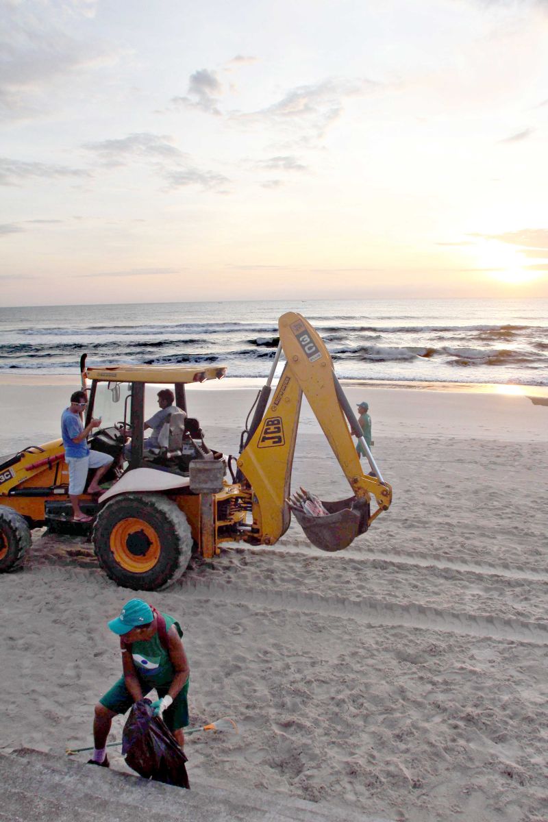Limpeza deve se concentrar na coleta de lixo nas praias e ruas | Walter Alves/Gazeta do Povo