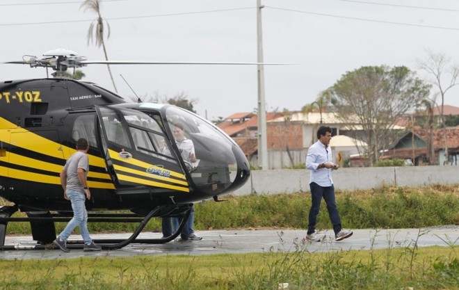De helicóptero, o governador chega ao cartódromo do Parque Beto Carreiro |