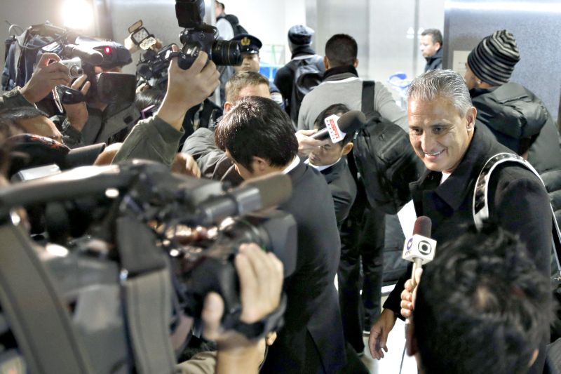 Técnico Tite dá entrevistas na concorrida chegada da delegação corintiana ao Japão | Kiyoshi Ota/EFE