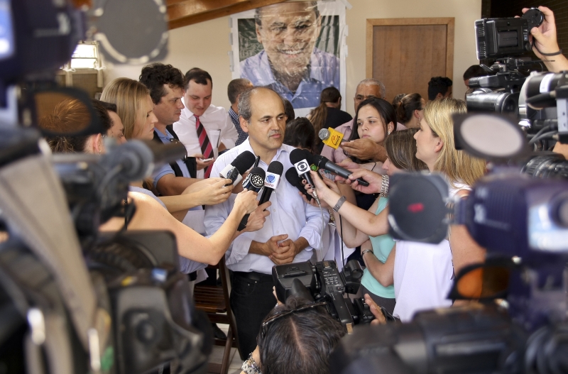 Fruet fala à imprensa: prefeito eleito justificou o nepotismo legal afirmando que precisa de pessoas de confiança | André Rodrigues/ Gazeta do Povo