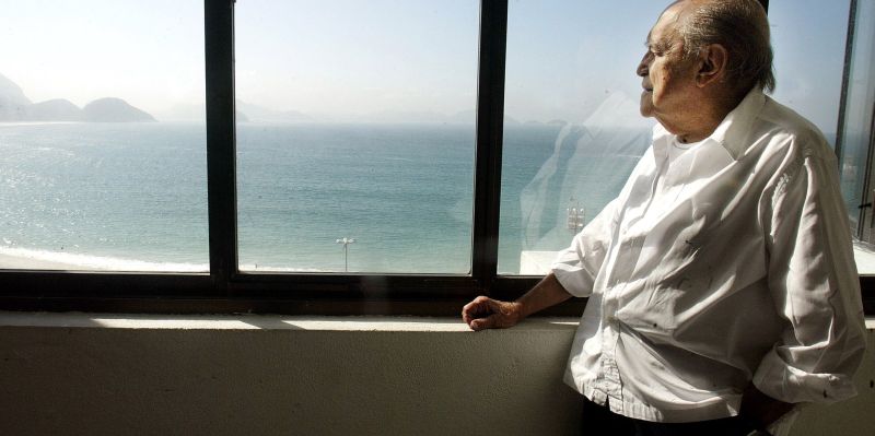 Arquiteto olha Copacabana, no Rio de Janeiro, da janela de seu escritório | Sergio Moraes/Reuters