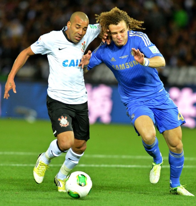 Emerson e David Luiz brigam pela bola |