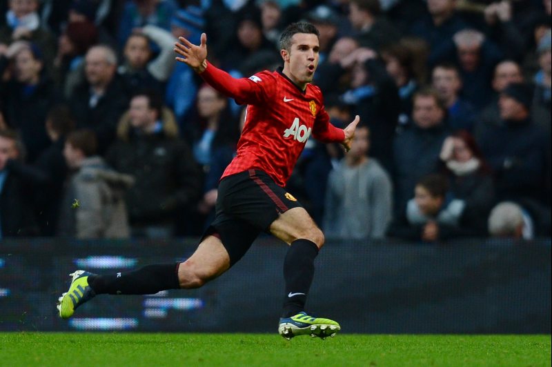 Van Persie comemora o gol decisivo no derby de Manchester neste domingo | Andrew Yates / AFP