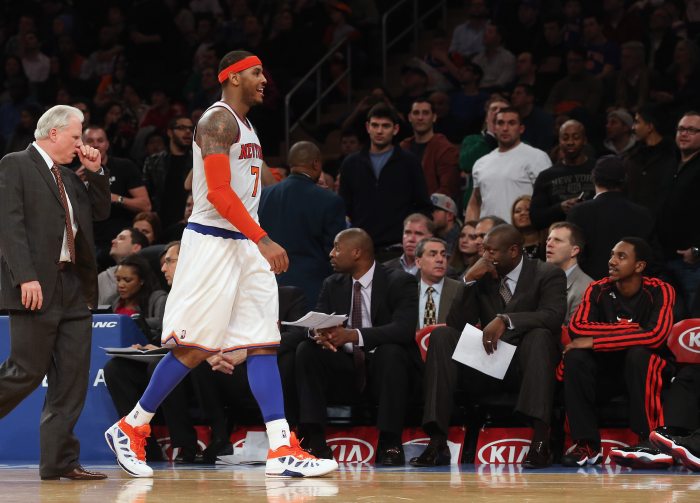Carmelo Anthony deixa a quadra após ser excluído da partida no Madison Square Garden | Bruce Bennett / AFP