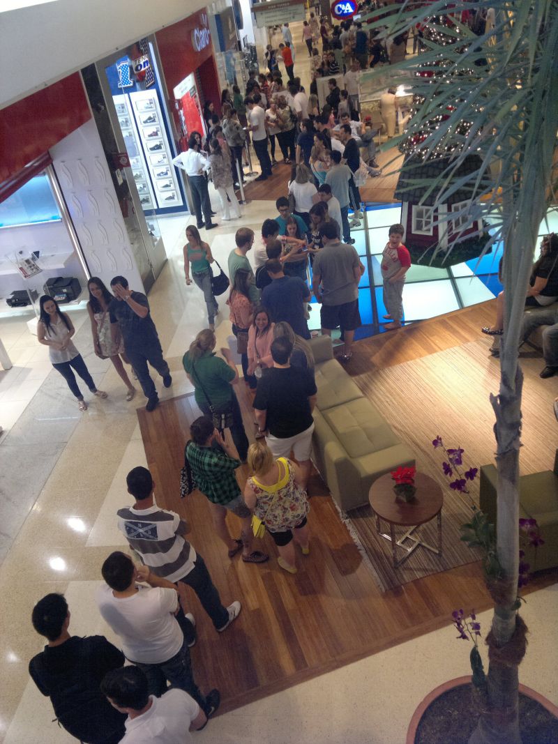 Corredores lotados na hora da abertura das três lojas | Amanda Milléo/ Gazeta do Povo