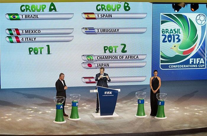 Ao lado do chef de cozinha Alex Atala e da modelo Adriana Lima, o secretário-geral da Fifa, Jerome Valcke, participa do sorteio dos grupos da Copa das Confederações | Sebastião Moreira / EFE