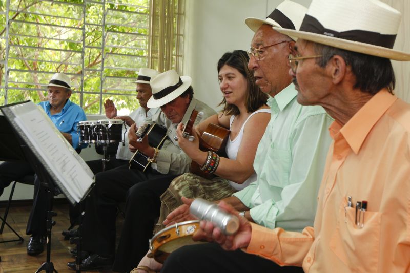 Os Velhos Guris acompanhados pela musicoterapeuta Claudimara Zanchetta: condição para a formação do grupo era tocar samba | Daniel Castellano / Gazeta do Povo