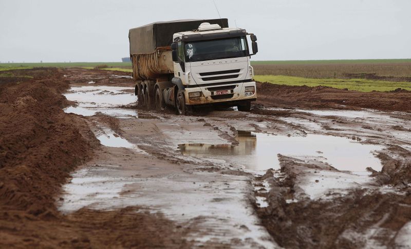 Carreta atolada na Transcerrados. Governo do Piauí promete asfalto mas transporte de grãos segue comprometido | Fotos: Jonathan Campos/gazeta Do Povo