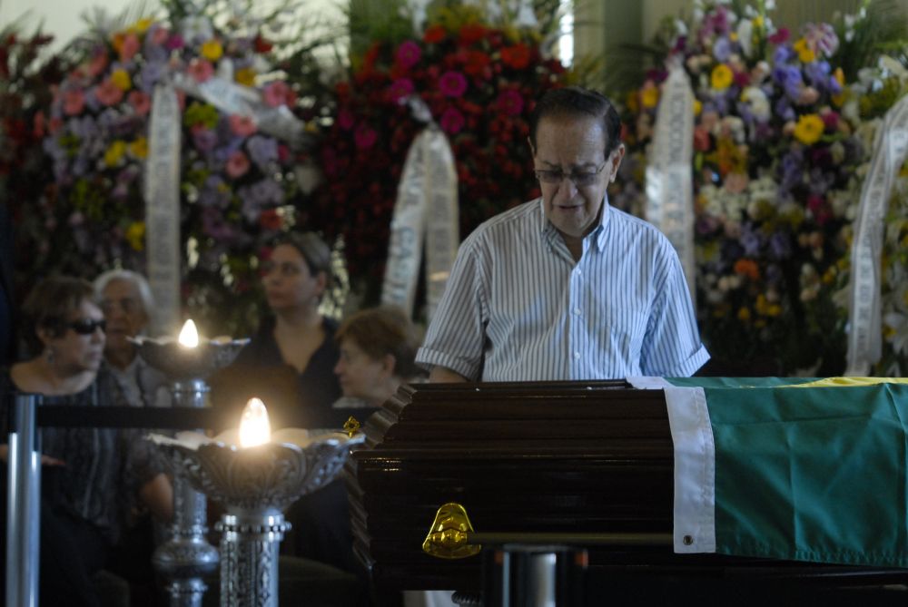 Homem se emociona em frente ao caixão com o corpo do arquiteto Oscar Niemeyer | Agência Brasil/Tania Rego