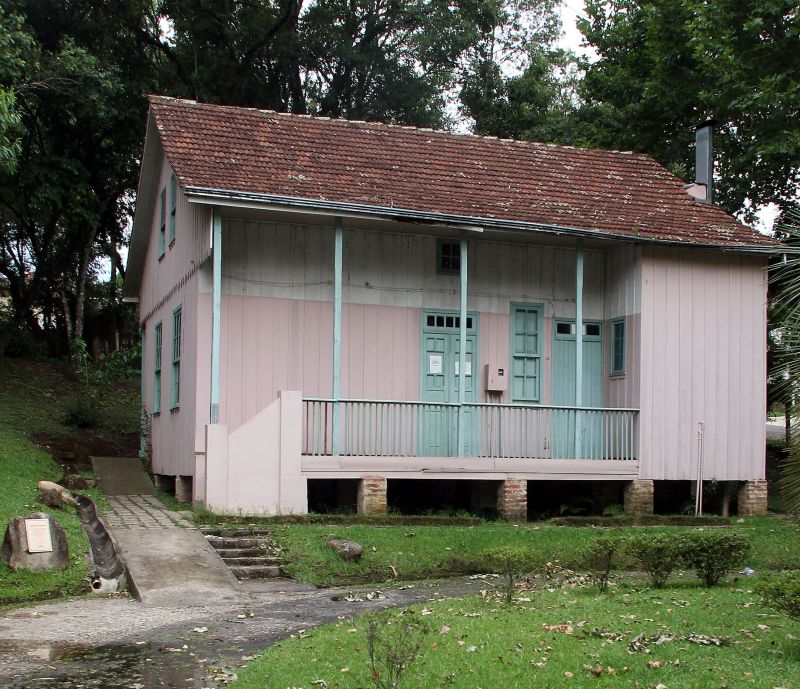 Erguida em 1928, residência foi remontada em 1998 no parque para virar museu. Falta dinheiro à Fundação Cultural para recuperá-la | Walter Alves/ Gazeta do Povo
