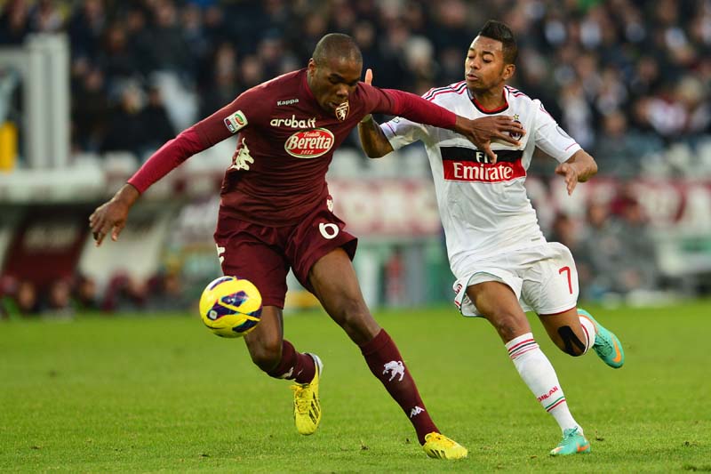 Robinho, do Milan, luta pela bola com o jogador do Torino Obinze Ogbonna | AFP PHOTO / GIUSEPPE CACACE