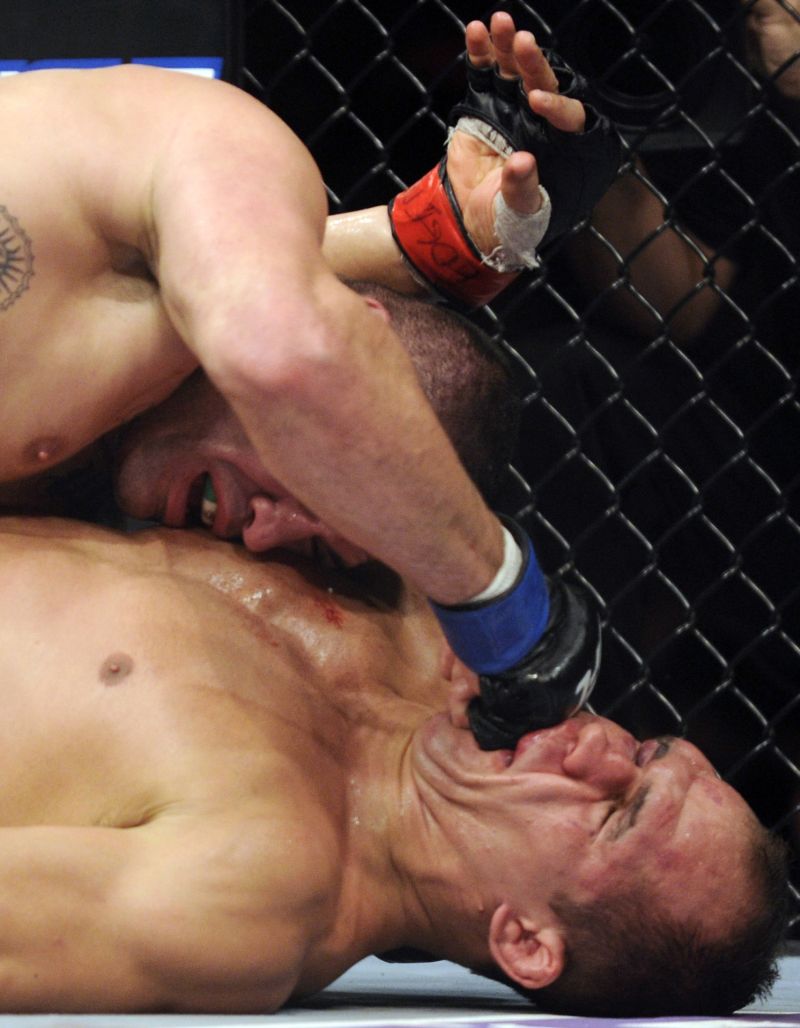 Cain Velasquez acerta um golpe em Cigano: Não esperava por cinco rounds, disse o novo campeão | David Becker/Associated Press/Estadão Conteúdo