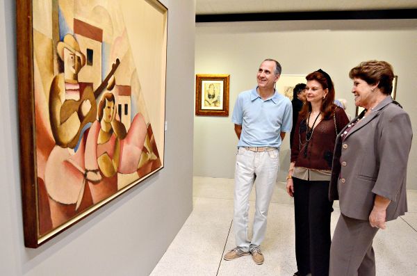 Elisabeth di Cavalcanti (ao centro) prestigiou a inauguração da mostra Di Cavalcanti, Brasil e Modernismo, realizada quinta-feira no Museu Oscar Niemeyer, em comemoração aos dez anos do MON. A filha do pintor foi ciceroneada pelo secretário da Cultura do estado, Paulino Viapiana, e pela diretora do museu, a artista plástica Estela Sandrini (à dir.) | Kraw Penas/SEEC