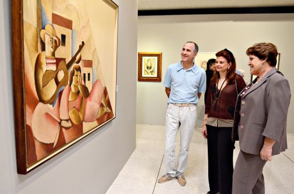 Elisabeth di Cavalcanti (ao centro) prestigiou a inauguração da mostra Di Cavalcanti, Brasil e Modernismo, realizada quinta-feira no Museu Oscar Niemeyer, em comemoração aos dez anos do MON. A filha do pintor foi ciceroneada pelo secretário da Cultura do estado, Paulino Viapiana, e pela diretora do museu, a artista plástica Estela Sandrini (à dir.) | Kraw Penas/SEEC