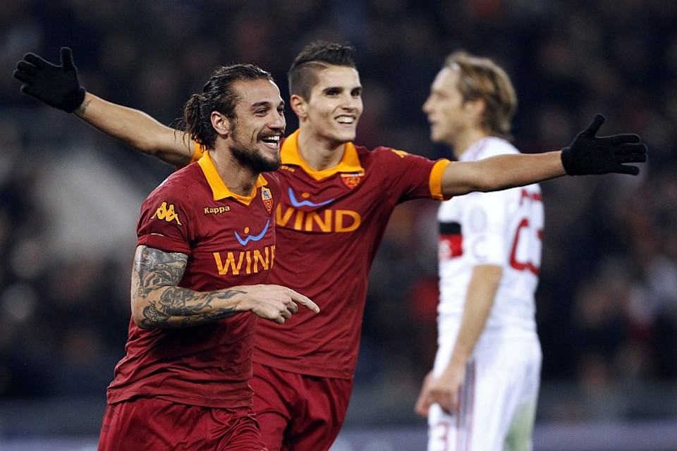 Roma toma susto no fim, mas vence Milan pelo Italiano Osvaldo e Lamela comemoram um dos gols sobre o Milan | Giampiero Sposito / Reuters