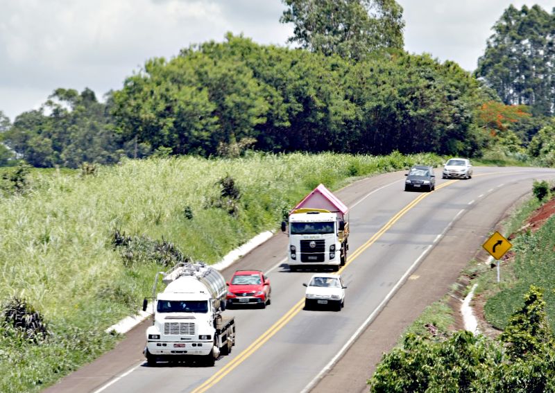 Ultrapassagens em áreas proibidas tornam a BR-163 ainda mais perigosa | Christian Rizzi/ Gazeta do Povo