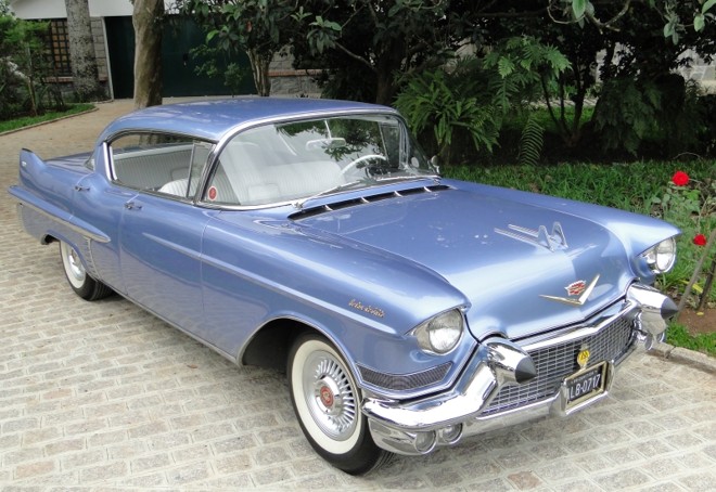 Agosto: Cadillac Sedan de Ville 1957 |