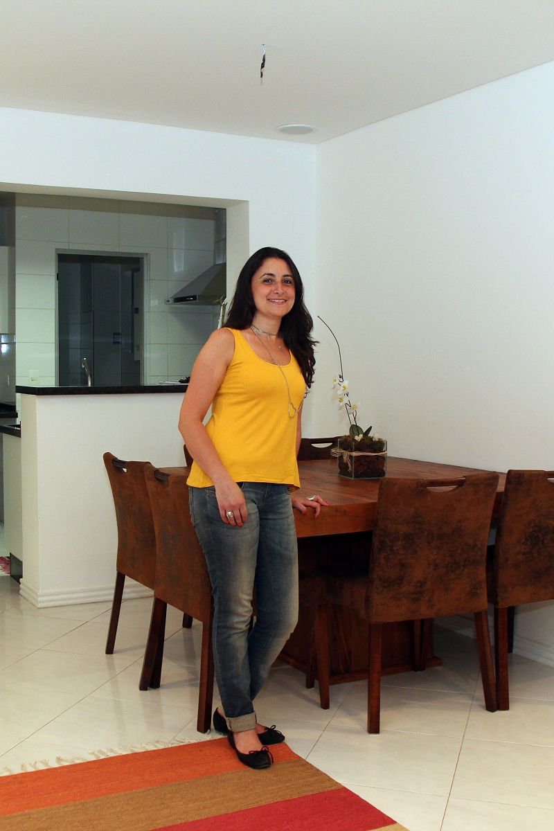 Para garantir a segurança da compra, Vanessa Mazer ficou de olho na documentação e nas características do imóvel | Walter Alves/ Gazeta do Povo