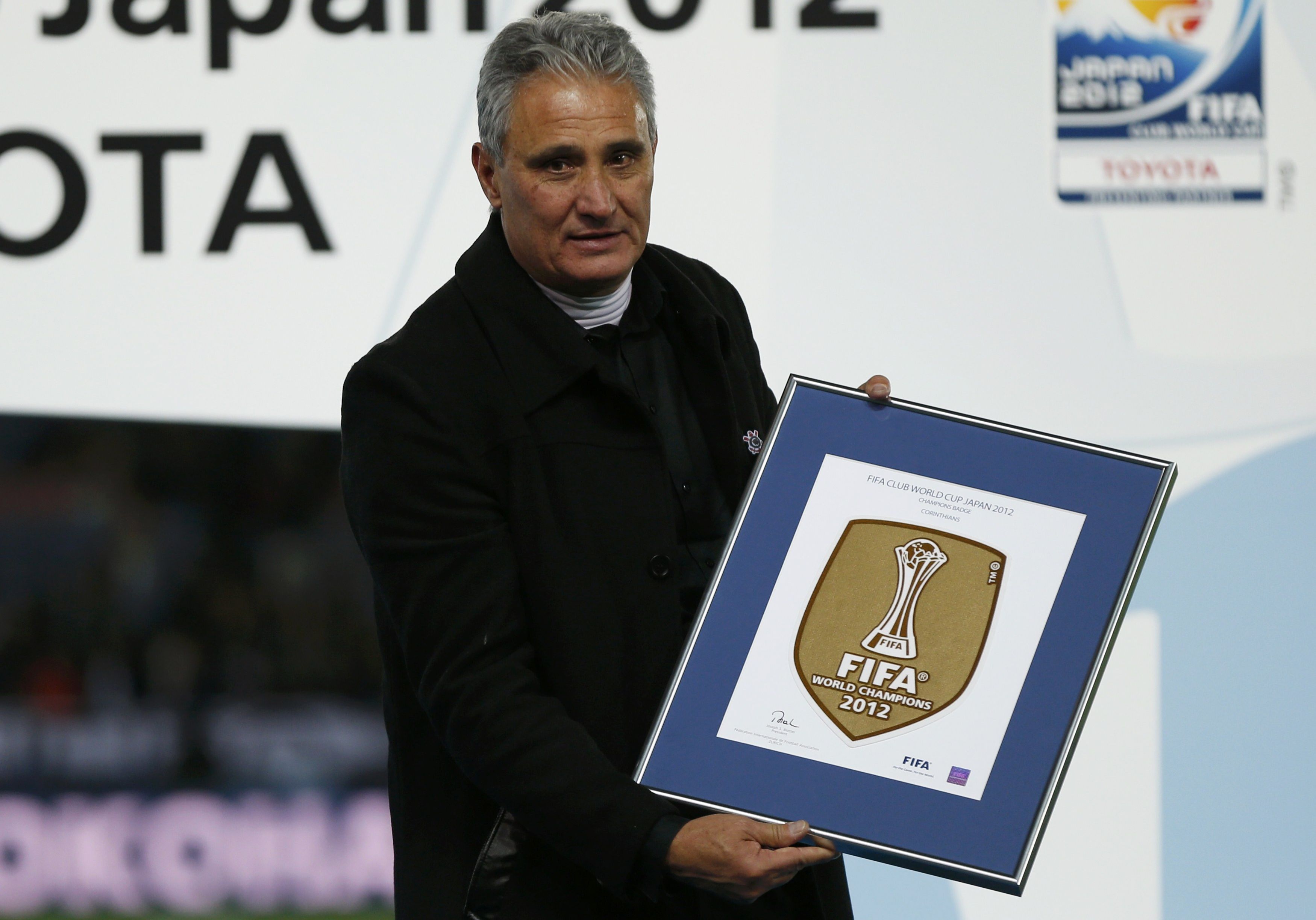 Tite posa com o certificado de campeão mundial, que será estampado na camisa do Corinthians em 2013 | Reuters