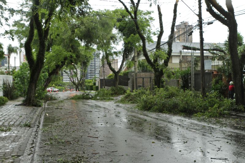 Ainda havia imóveis sem luz em Curitiba e RMC nesta segunda-feira | Roberto Dziura Jr./Agência de Notícias Gazeta do Povo