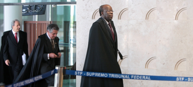 Barbosa ingressa no plenário do STF seguido por Marco Aurélio (autor do pedido de redução das penas) e Lewandowski (que acatou esse entendimento): tese do relator prevaleceu | Carlos Humberto/STF