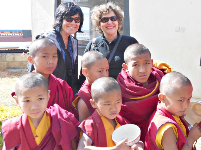 Thelma e Duca posam na fila de comida com monges num mosteiro do Nepal | Arquivo pessoal