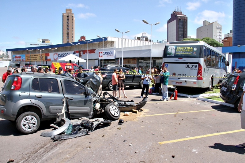 Ônibus bateu em uma caminhonete, no Rebouças: 19 pessoas ficaram feridas | Gerson Klaina/Tribuna do Paraná