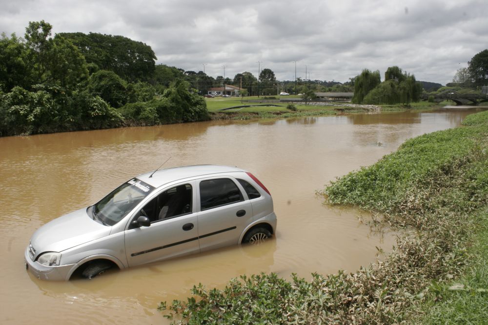 Carro caiu no lago do Parque Barigui na manhã desta segunda-feira (3) | Atila Alberti/Tribuna do Paraná