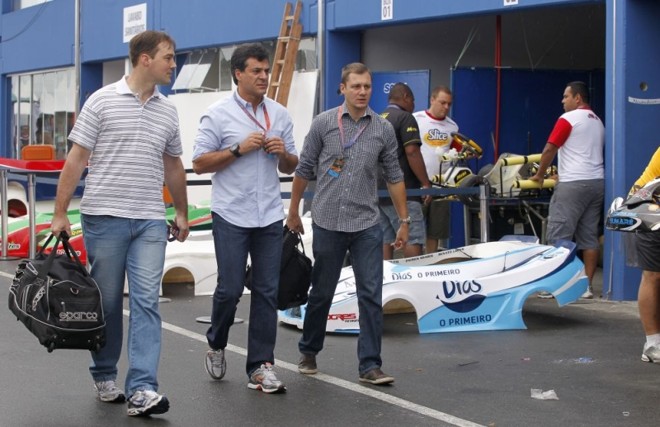 Ele passeou pelos boxes das equipes que vão participar da disputa das 500 milhas de Kart, que acontece neste sábado |