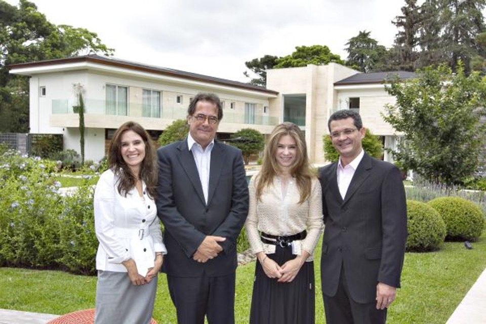 As irmãs e empresárias Sabrina (à esq.) e Maria Gabriela Peretti Gurtensten com os executivos Ricardo Kowarick (camisa azul) e Guilherme Chedid, da editora Globo Condé Nast, para um almoço. Na pauta, as comemorações dos 30 anos do Shopping Mueller, do qual elas são sócias-diretoras | Diego Pisante
