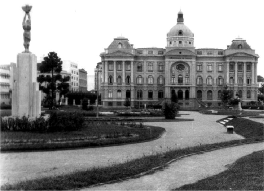 O antigo prédio da UFPR na Praça Santos Andrade | Acervo Cid Destefani