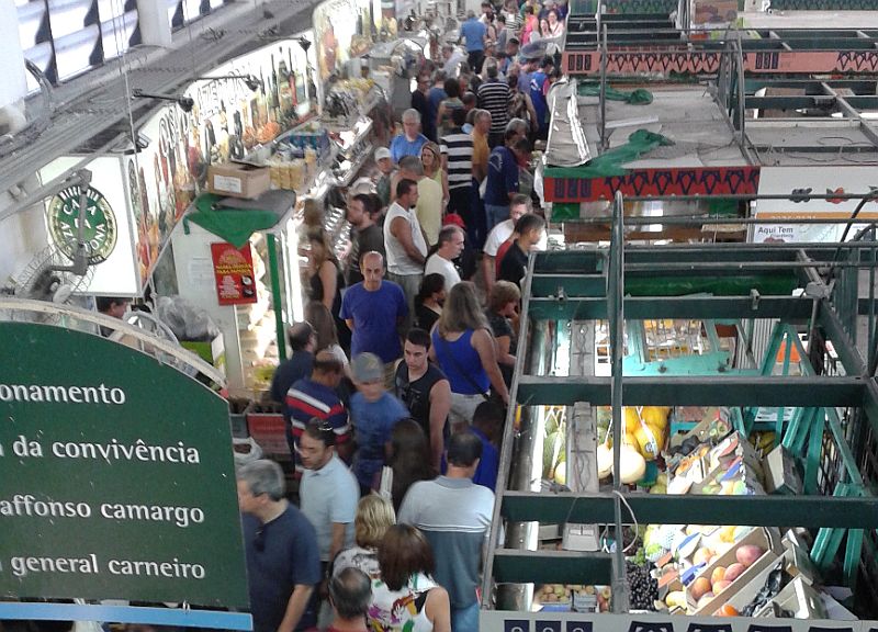 Os consumidores que deixaram para fazer compras nesta segunda-feira enfrentaram os corredores lotados | Cíntia Junges/Gazeta do Povo