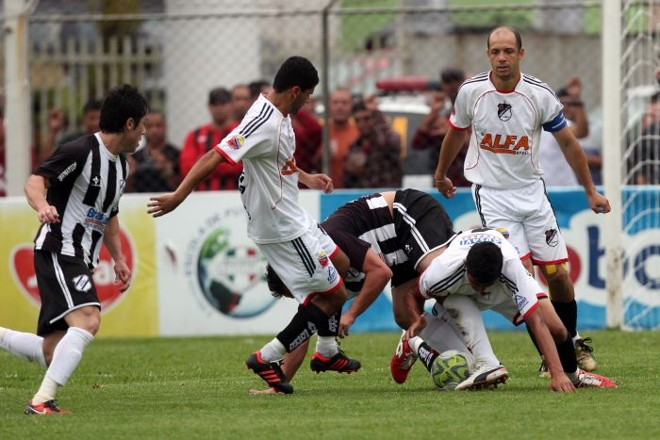 Jogo teve forte marcação de ambas as equipes | 