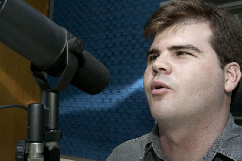 Wesley Araújo durante seu trabalho em uma rádio de Sarandi: doença não foi problema | Walter Fernandes/ Gazeta Maringá