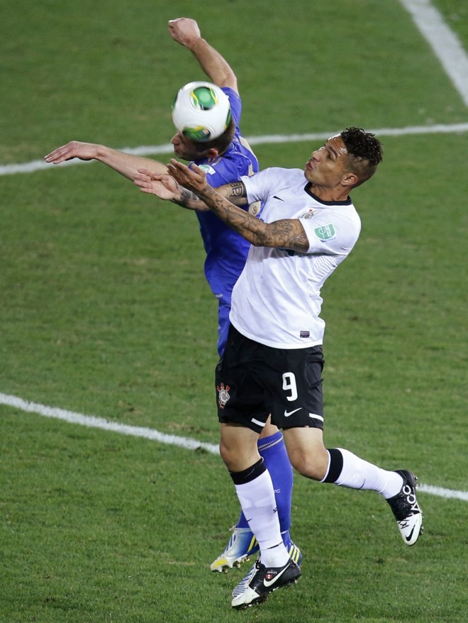 Peruano Guerrero tenta dominar a bola apertado pela marcação |