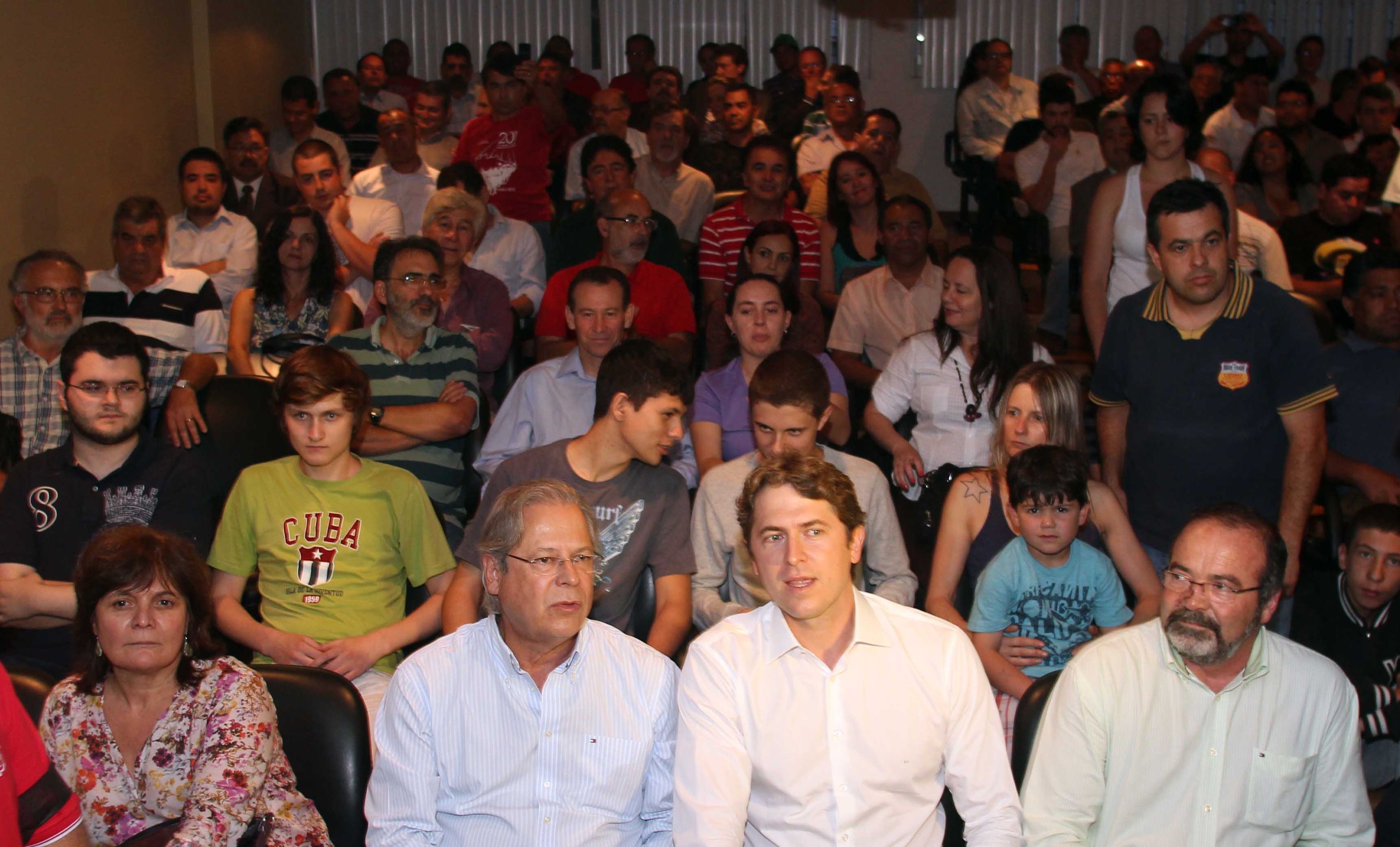 O ex-ministro da Casa Civil, José Dirceu recebe apoio de lideranças do PT, em Curitiba. Na foto, ele está ao lado do filho, o deputado federal Zeca Dirceu | Walter Alves / Agência de Notícias Gazeta do Povo