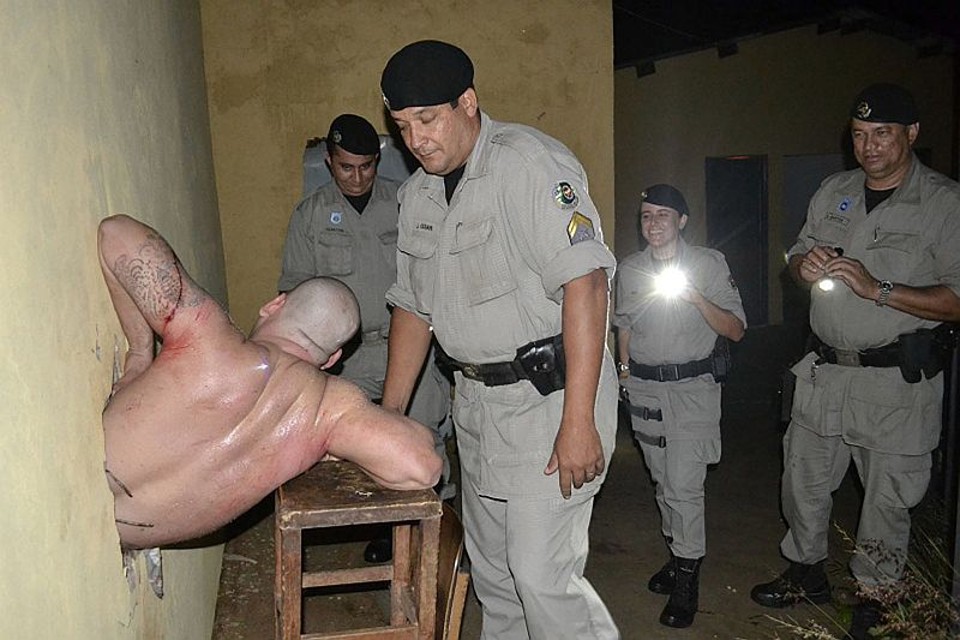 Homem não conseguiu passar pelo buraco e acabou entalado | Dudu Bala/ Jornal Populacional/Folhapress