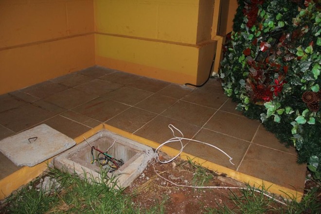 A fiação da decoração natalina da praça da cidade também foi danificada | 