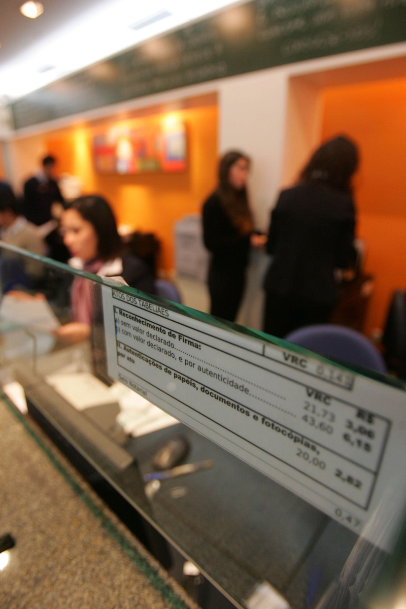 Cartório exibe as taxas no guichê: registrar documentos pode ficar mais caro em 2013 | Ivonaldo Alexandre/ Gazeta do Povo