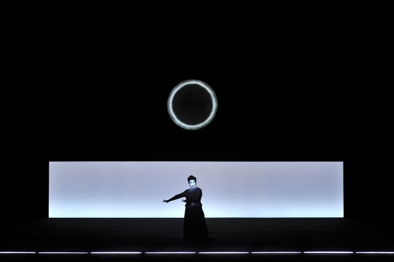 A soprano Anna Pirozzi interpreta Lady Macbeth com os curtos e retesados movimentos solicitados por Robert Wilson | Roger H. Sassaki/Divulgação