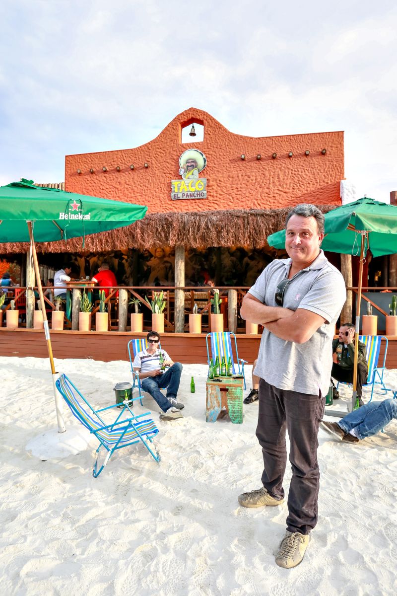 Quem disse que Curitiba não tem praia? Olha ela aí, em plena Avenida Bispo Dom José, em frente do bar Taco El Pancho. A ideia foi do empresário Gustavo Haas, que instalou a faixa de areia diante da nova ala da casa, inaugurada na semana passada. Ele aproveitou a reforma na calçada, ainda não concluída pela prefeitura, para abrir uma prainha temporária | Rubens Nemitz Jr.