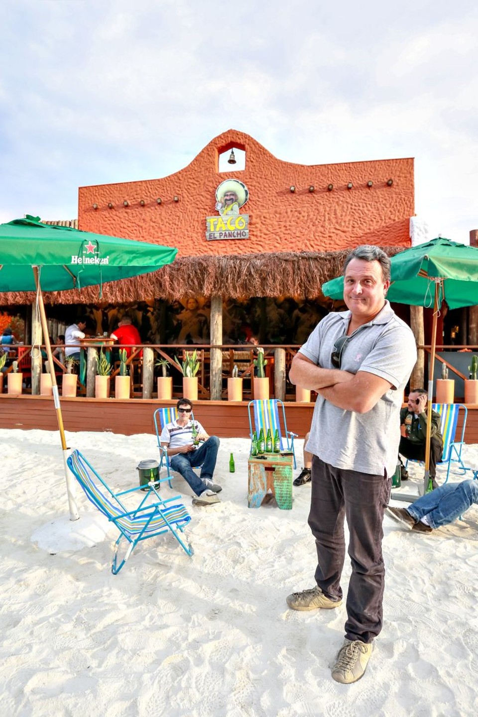 Quem disse que Curitiba não tem praia? Olha ela aí, em plena Avenida Bispo Dom José, em frente do bar Taco El Pancho. A ideia foi do empresário Gustavo Haas, que instalou a faixa de areia diante da nova ala da casa, inaugurada na semana passada. Ele aproveitou a reforma na calçada, ainda não concluída pela prefeitura, para abrir uma prainha temporária | Rubens Nemitz Jr.