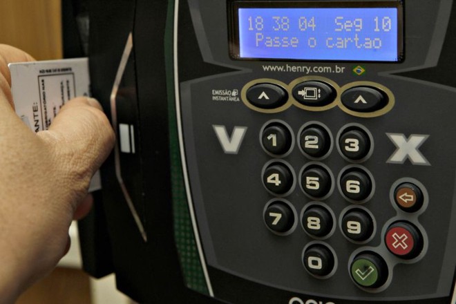 A hora de passar o cartão: fiscalização tem encontrado irregularidades em várias empresas | Marcelo Andrade/ Gazeta do Povo