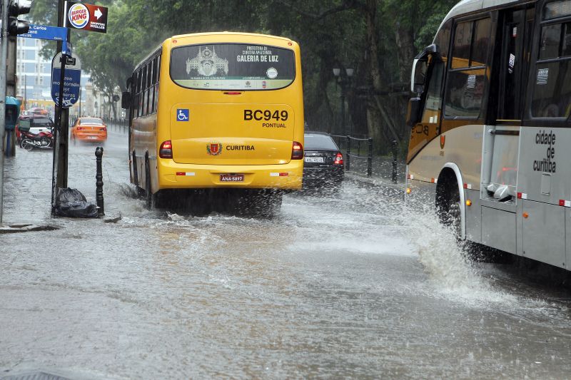 Chuva no início na tarde desta terça-feira alagou ruas do Centro de Curitiba. Registro nas proximidades do Passeio Público | Henry Milleo/Agência de Notícias Gazeta do Povo