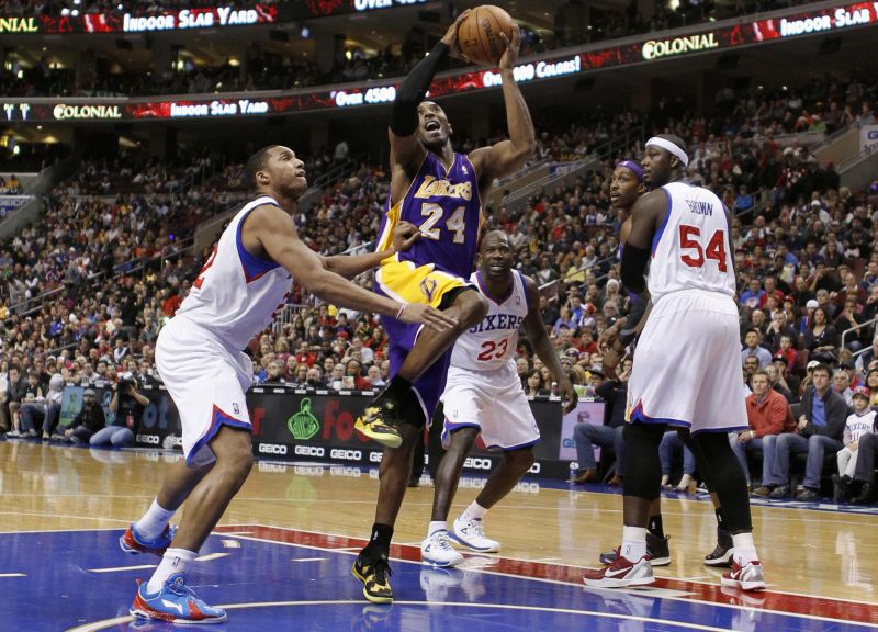 Kobe Bryant, do Los Angeles Lakers, marcou 34 pontos diante do 76ers | Reuters