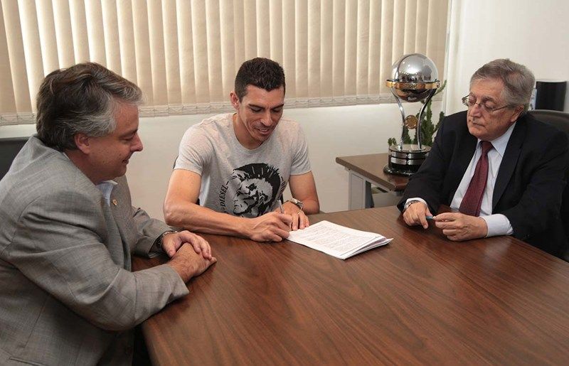 Zagueiro Lúcio assinou contrato com o São Paulo | Divulgação / São Paulo